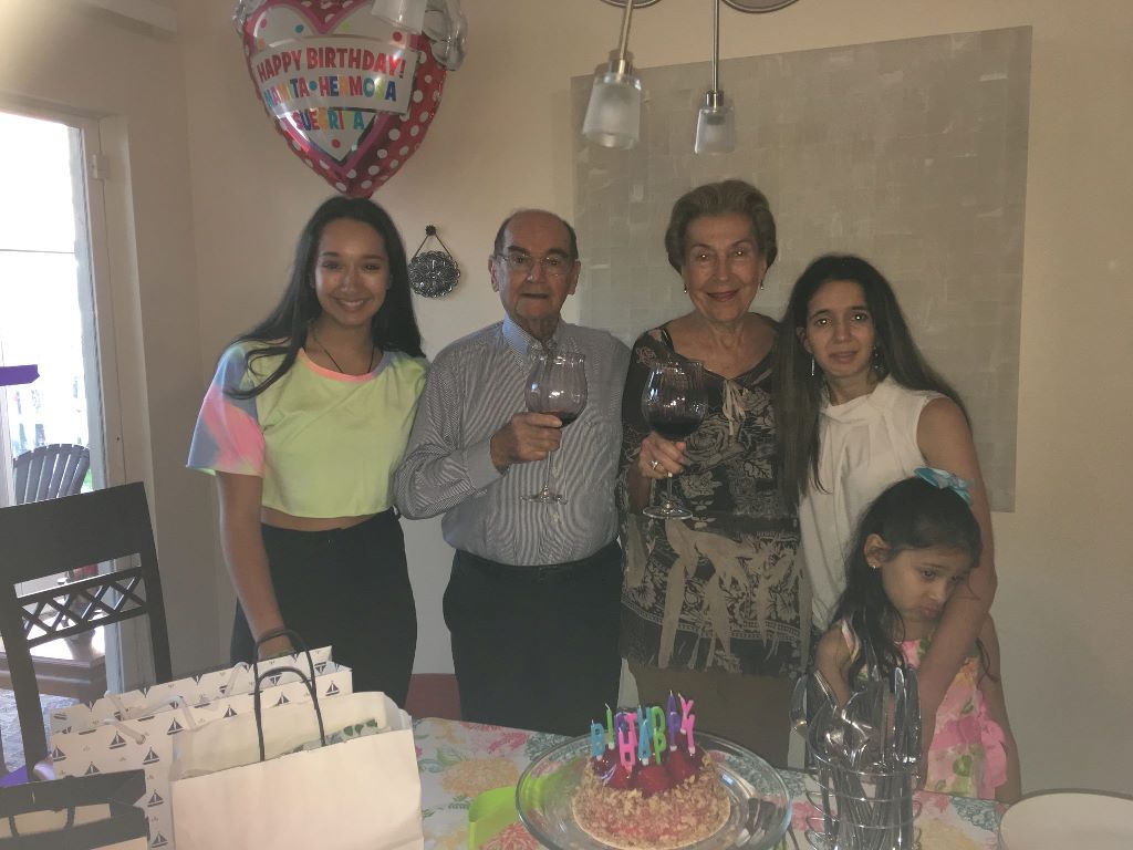 La feliz cumpleañera acompañada de sus nietas.